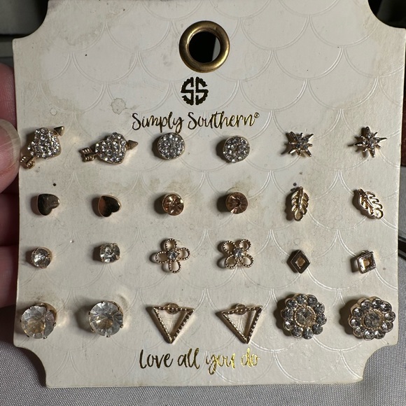 21 pair of dainty small stud style earrings - Picture 3 of 5